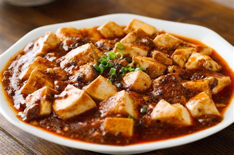  Mapo Tofu: Una Scossa Piccante di Aroma e Cremosità che Scioglie il Palato!