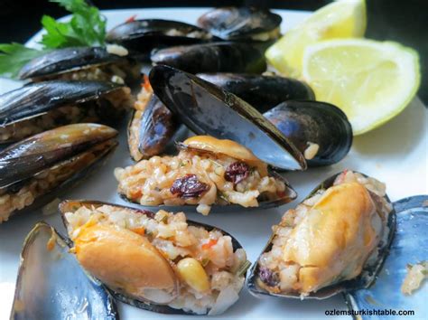  Midye Dolma! Un Piatto Turco che Combina Sapori Piccanti e Delicati Aromi di Mare