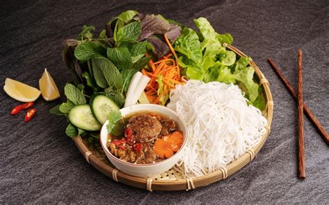  Bún Chả: Un piatto vibrante che fonde sapori piccanti e freschezza erbacea!