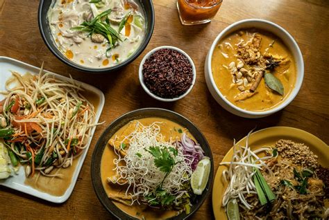  Khao Soi: Un Piacere Cremoso e Piccante che Ti Trascinerà nel Cuore di Chiang Mai!