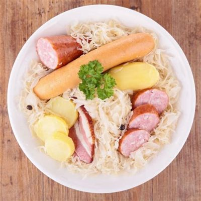  La Choucroute garnie: Un delizioso mix di sapori acidi e speziati che riscalda il cuore!