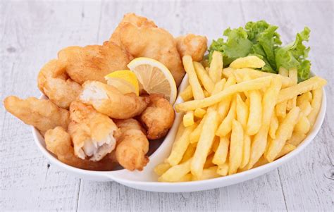  La Delizia del Pesce Fritto in Pastella: Un Viaggio nel Sapido Profumo dell'Olio d'Arachide con la Freschezza di Vegetali Croccanti