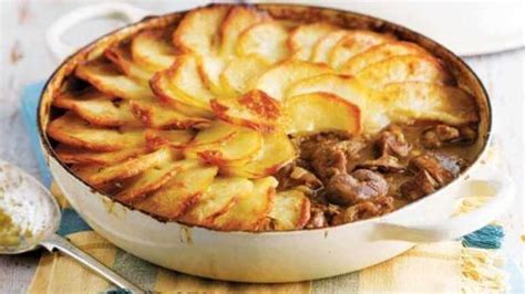  Lancashire Hotpot: Una deliziosa torta salata britannica con un ricco ripieno di agnello e verdure stufate!