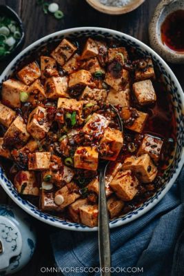   Mapo Tofu: Un esplosione piccante di sapori umami incontra una morbida carezza di tofu!