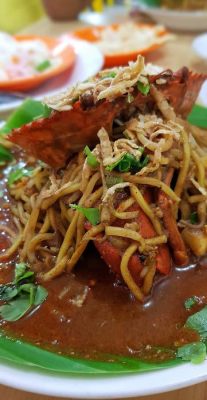  Mie Aceh: Una Sinfonia Piccante di Sapori Orientali e Cremosità Marinara!