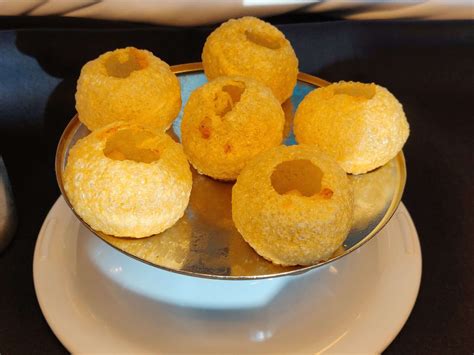  Pani Puri: Un esplosione di sapori speziati e freschezza croccante!