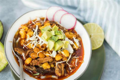  Pozole! Un Bollito di Mais Speziato che Esplode di Sapori Terrosi e Freschezza Acidula