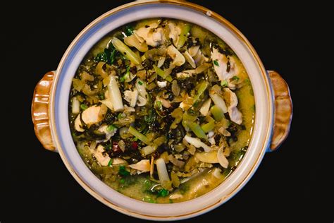  Stewed Fish with Pickled Mustard Greens: A Symphony of Savory and Tangy Delights!